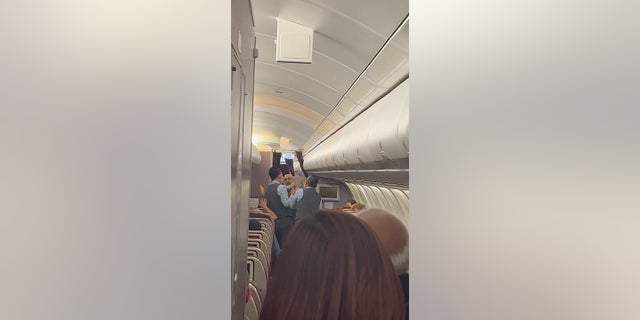 Passagier von Malaysia Airlines während „Notfallvorfall“ befragt