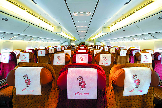 NEUE UND AKTUELLE ECONOMY: Die oberen Bilder zeigen die neue Economy Class für Air India, das untere Bild die aktuelle Version