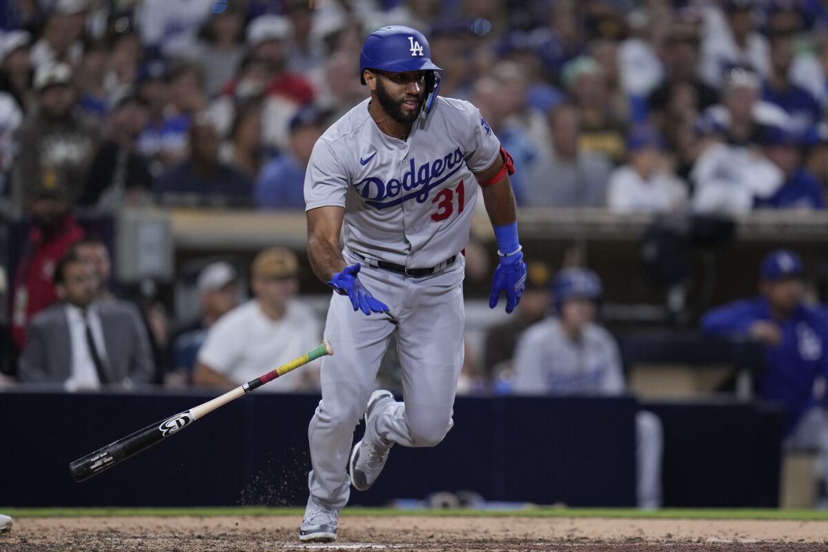 Amed Rosario von den Dodgers erzielt einen Two-Run-Single gegen die San Diego Padres.