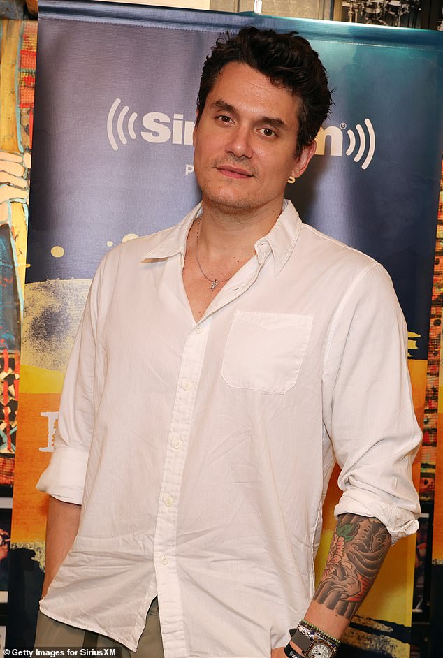 Entspannt: John Mayer sah gut aus in einem weißen Hemd mit Knöpfen und hochgekrempelten Ärmeln