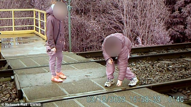 Andere Kinder wurden dabei erwischt, wie sie Schottersteine ​​auf die Gleise legten, sodass sie von Zügen überfahren wurden