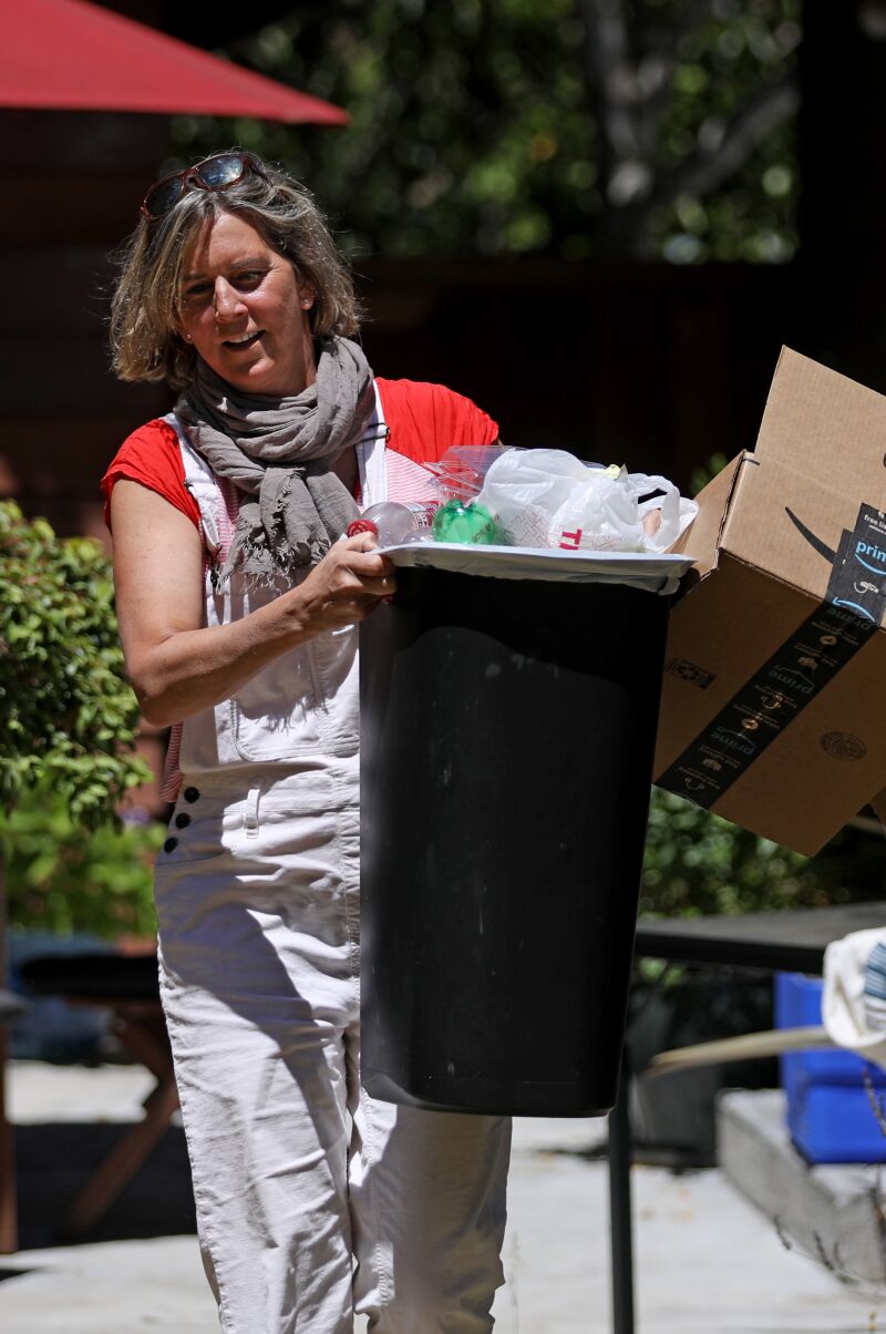 Susanne Rust mit dem Müll, der sich über eine Woche bei ihr zu Hause angesammelt hat.