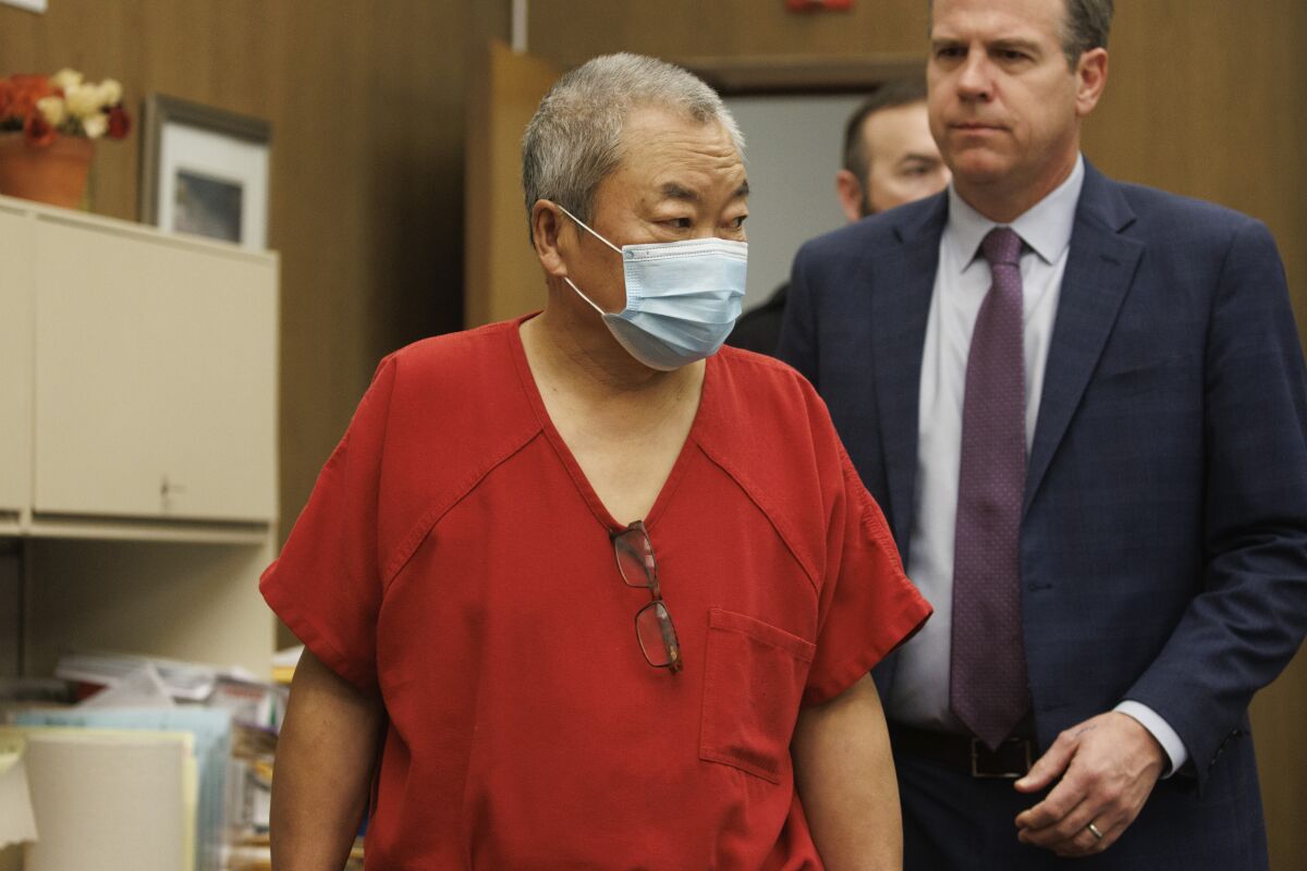 Chunli Zhao trägt bei einem Gerichtsauftritt eine Maske.