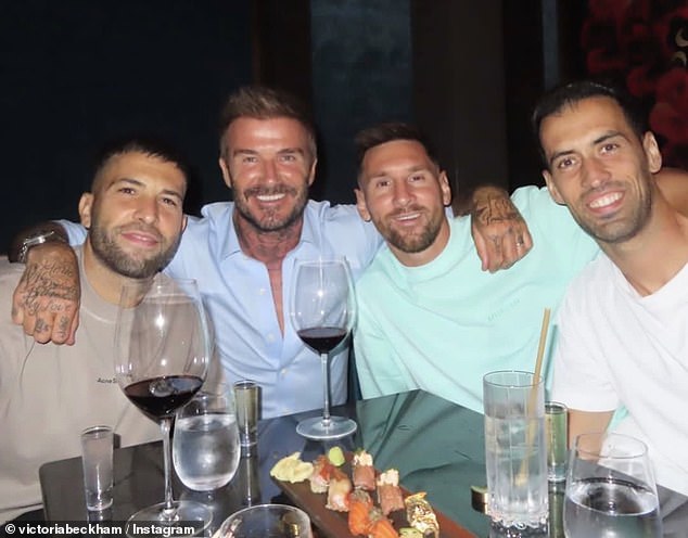 Miami-Miteigentümer David Beckham posiert mit seinen neuen Inter Miami-Stars Jordi Alba (links), Messi und Sergio Busquets