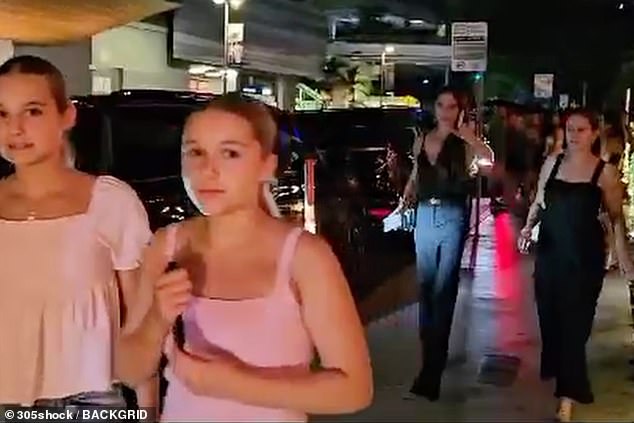Man sieht, wie Victoria Beckham ihre 12-jährige Tochter Harper zu einem von Sicherheitskräften gesteuerten SUV bringt, um den Tatort zu verlassen