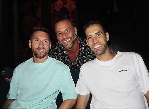 Messi und Busquets posieren für ein Foto mit Grutman (Mitte), dem Besitzer des japanischen Steakhouses Gekko Miami, wohin die Miami-Stars nach dem Sieg gegen Charlotte FC gingen