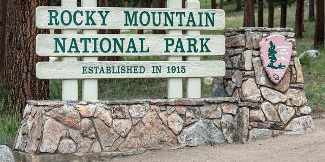 Ein Schild für den Rocky-Mountain-Nationalpark in Colorado