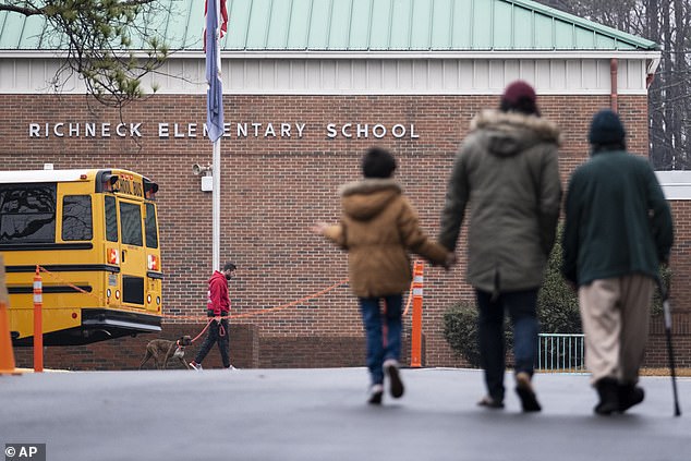 Richneck Elementary School in Newport News, Virginia, wo die Schießerei stattfand.  Mehrere Eltern haben Klage gegen die Schule eingereicht, weil sie ihre Kinder nicht geschützt hat