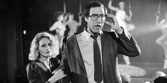 Beverly D'Angelo und Chevy Chase am Set