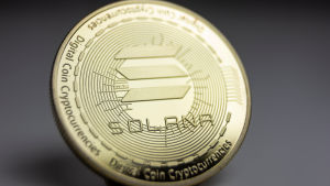 Makroaufnahme einer physischen Münze der Kryptowährung Solana (SOL-USD)