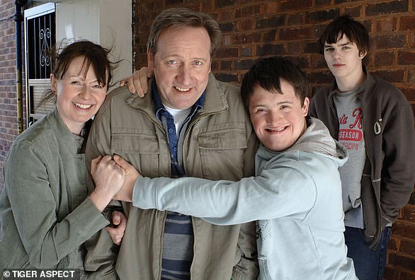 Tommys großer Durchbruch gelang 2007, als er in der BBC1-TV-Adaption von „Coming Down The Mountain“ gecastet wurde, einem Hörspiel von Mark Haddon, das sich auf die Beziehung zwischen einem Jungen mit Down-Syndrom und seinem verärgerten Bruder konzentriert.  Im Bild: Tommy mit der Besetzung
