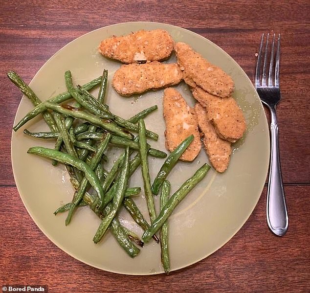 Dieser Teller mit Chicken Nuggets und grünen Bohnen ist eine Mahlzeit für ein wählerisches Kleinkind.  Aber sie bekommen auf jeden Fall einen goldenen Stern für den Verzehr ihres Gemüses!