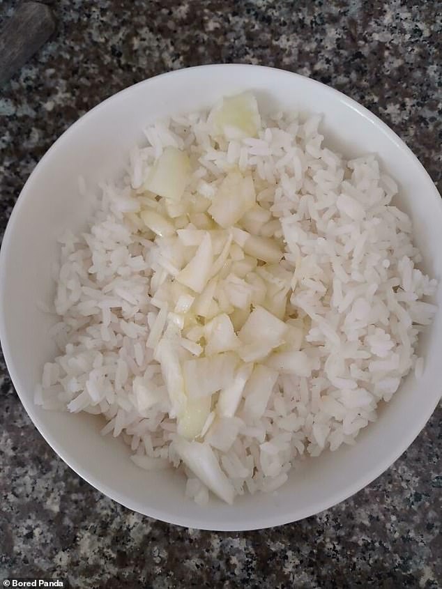 Eine Vegetarierin erklärte, dass ihre Mutter Ossobuco machte, aber da sie kein Fleisch essen, gab es stattdessen weiße Zwiebeln, weißen Essig, Olivenöl und Salz auf etwas Reis