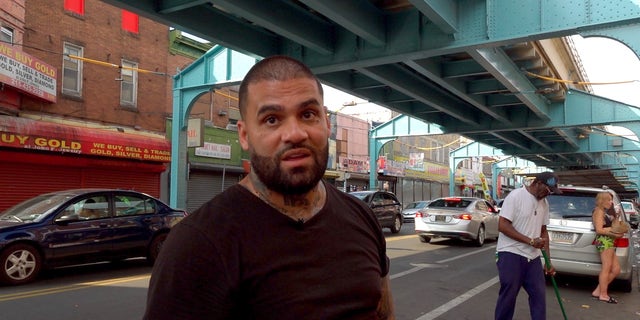 Ein genesender Heroinsüchtiger besichtigt Philadelphias Drogenmarkt unter freiem Himmel, um über die geschäftlichen und privaten Auswirkungen zu sprechen
