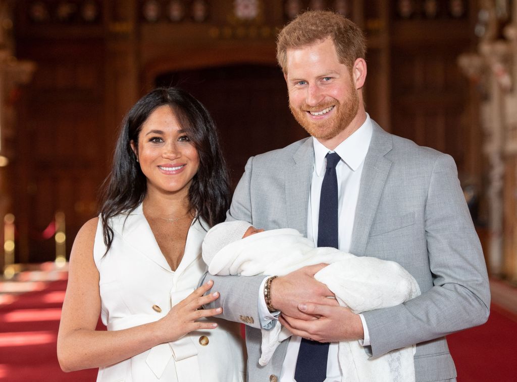 Der Herzog und die Herzogin von Sussex posieren für ein Foto mit Archie, als er am 8. Mai 2019 ein Neugeborenes war, auf Schloss Windsor.