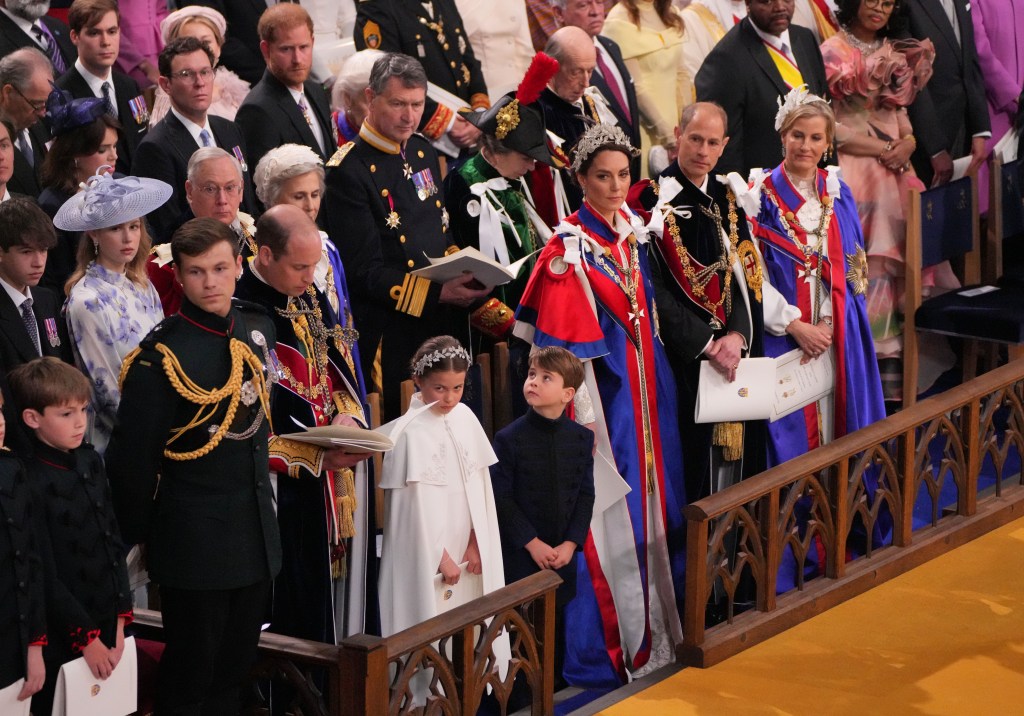 Bei der Zeremonie wurde der Herzog wegen seiner Sitzordnung brüskiert – er wurde in die dritte Reihe zwischen Prinzessin Eugenies Ehemann Jack Brooksbank und der Cousine von Königin Elizabeth II., Prinzessin Alexandra, verbannt.