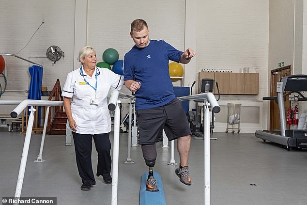 In October 2022, ten weeks after the accident, Zoltan continues to attend the exercise programme and graduates from the parallel bars to a PPAM Aid (a Pneumatic Post-Amputation Mobility Aid), which is shaped like a metal leg, with an air-filled cushion bag