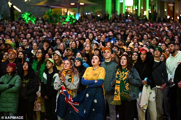 Zehntausende Menschen versammelten sich auf Fanseiten (im Bild Melbourne) im ganzen Land