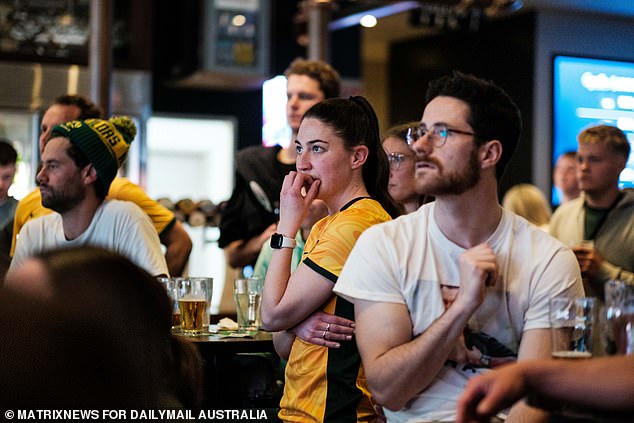 Für einen australischen Fan (im Bild) war das Spiel im wahrsten Sinne des Wortes nervenaufreibend