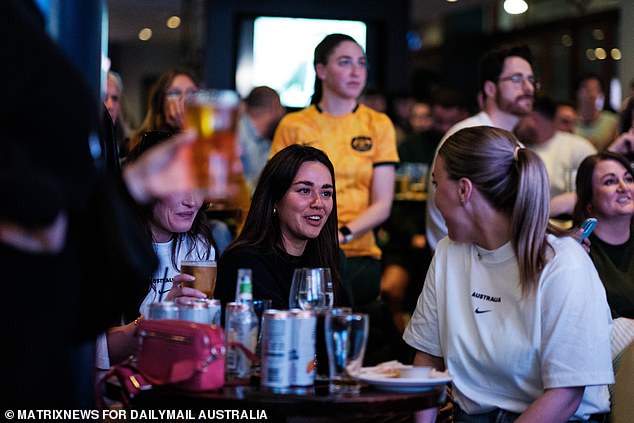Die englischen Fans vorne sahen viel glücklicher aus als die australischen Fans hinter ihnen im Coogee Bay Hotel