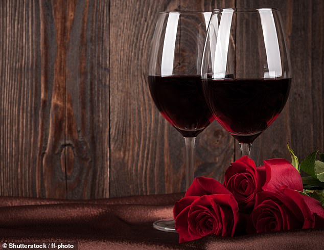 Experten sagen, dass ein Pinot Noir am besten zu roten Rosen passt, während ein Reisling zu blauen Hortensien passt (Archivbild)