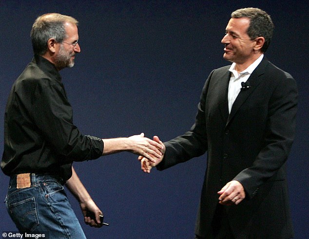 Apple-Mitbegründer und damaliger CEO, der verstorbene Steve Jobs (links), schüttelt Disney-CEO Bob Iger während einer Apple-Medienveranstaltung zur Ankündigung von Apple TV im Jahr 2006 in San Francisco die Hand