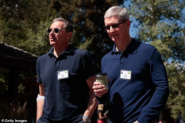 Bob Iger, CEO der Walt Disney Company (links), geht mit Tim Cook, CEO von Apple Inc. (rechts), spazieren, während sie an der jährlichen Allen & Company Sun Valley Conference am 6. Juli 2016 in Sun. teilnehmen Valley, Idaho