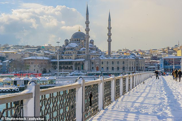 „ShinjukuAce“ sagte: „Ich habe im Dezember eine Reise nach Istanbul gebucht und bin davon ausgegangen, dass es warm sein würde, weil es am Mittelmeer und im Nahen Osten liegt.“  Ich habe die Wettervorhersage nicht überprüft, keine warme Kleidung eingepackt und als ich ankam, schneite es.