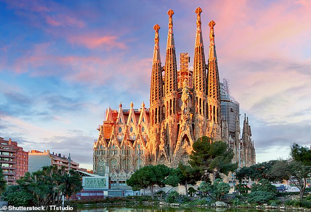 Ein Reisender besuchte Barcelona alleine, nachdem ihr Mann in der Nacht vor ihrer Reise bemerkte, dass sein Reisepass abgelaufen war
