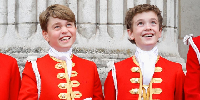 Prinz George und Lord Oliver in passenden rot-goldenen Mänteln