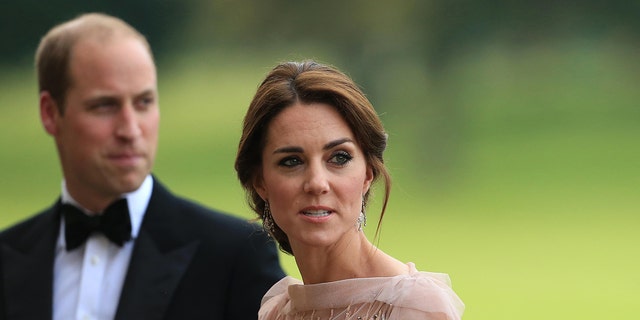 Kate Middleton trägt ein blassrosa Kleid neben Prinz William im Smoking