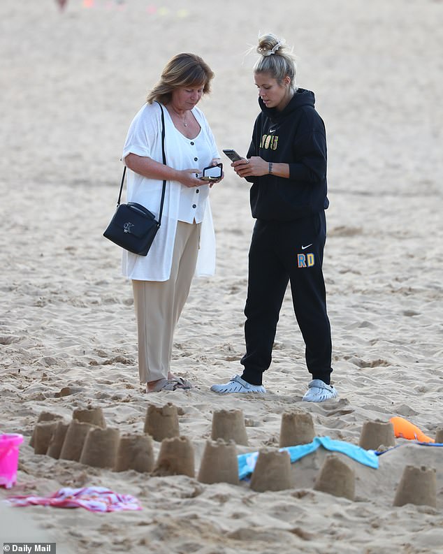 Die Engländerin Rachel Daly überprüft ihr Telefon, während sie sich vor dem Finale am Sonntag am Strand entspannt
