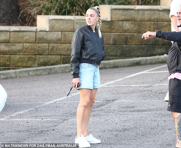 Torhüterin Ellie Roebuck wartet auf einem Parkplatz auf ihre Familie, während sie einen Spaziergang außerhalb von Sydney genießt