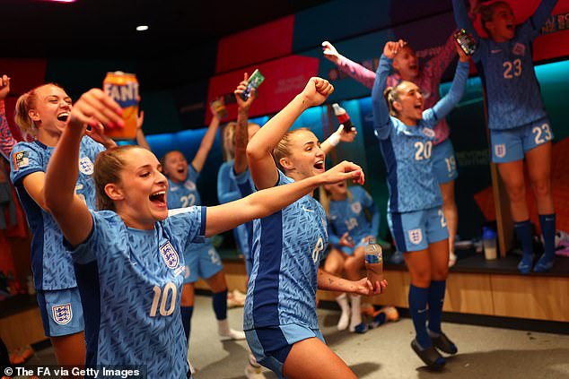 Die Lionesses feierten das Erreichen ihres ersten WM-Finales und Englands erstes seit fast 60 Jahren mit einem Tanz zu Sweet Caroline – aber es waren nur alkoholfreie Getränke in Sicht und ein weiterer Schritt auf dem Weg zum Ruhm