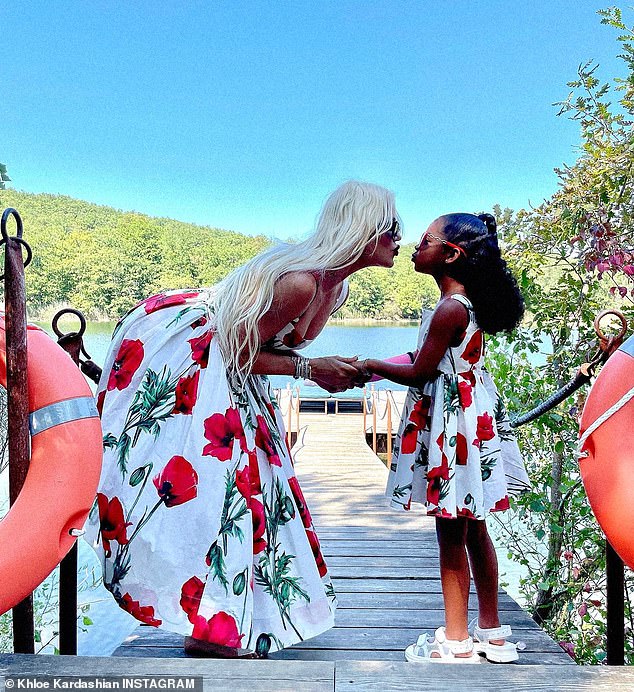 Kissy: Die Bilder wurden während des Italienurlaubs der Reality-TV-Sirene mit ihrer jüngeren Halbschwester Kylie Jenner aufgenommen