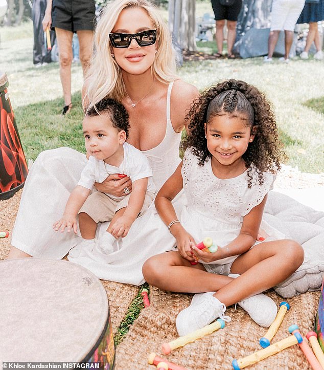 Glückliche Mama: Kardashian hat Anfang des Monats ein erstes Familienporträt mit ihren beiden Kindern geteilt, als sie ihre Prada-Sonnenbrille modellierte
