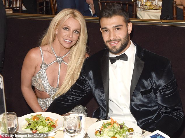 Quellen enthüllten, wie Asghari dachte, er könne sie „retten“, nur um nach 13 Monaten Ehe zu erkennen, dass es möglicherweise keine Chance mehr gibt, Britney jemals zu „retten“.  Abgebildet im Jahr 2018 in LA