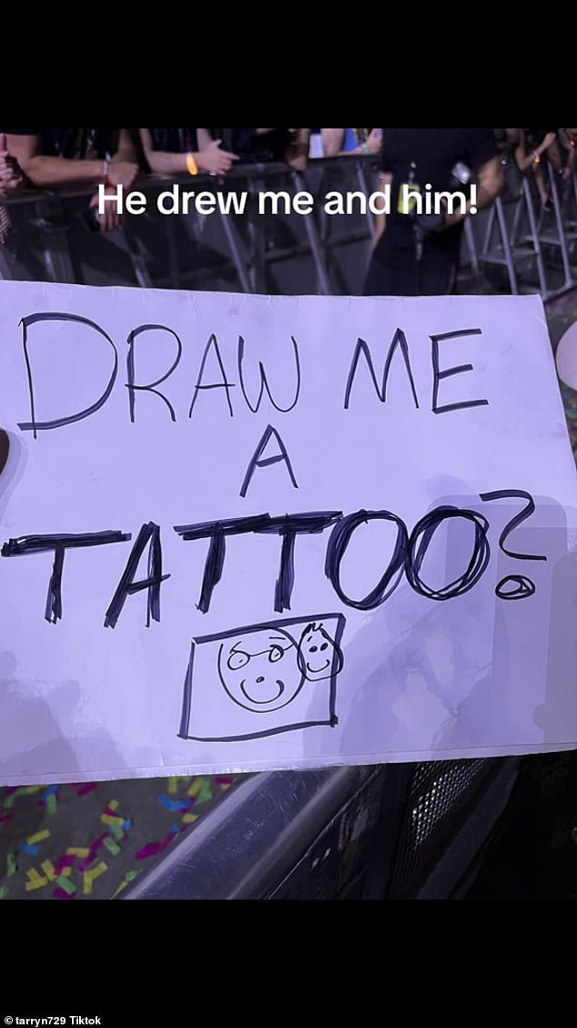 Der Fan – der sich „Tarryn“ nennt – brachte zur Show am Mittwoch ein handgeschriebenes Schild mit der Aufschrift: „Zeichne mir ein Tattoo?“