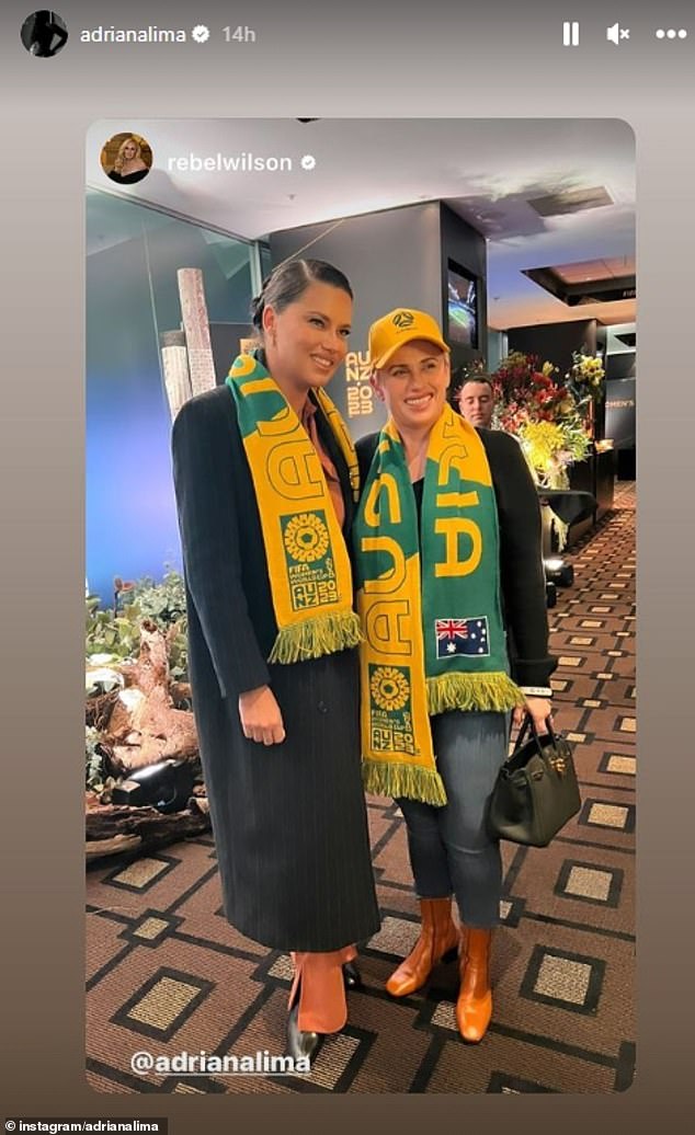 Die Mutter von drei Kindern ist FIFA Global Fan Ambassador und traf sich beim Spiel mit der australischen Schauspielerin Rebel Wilson