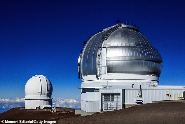Abgebildet sind die Teleskope Kanada-Frankreich-Hawaii und Gemini, die sich an den Mauna-Kea-Observatorien auf der Big Island von Hawaii befinden