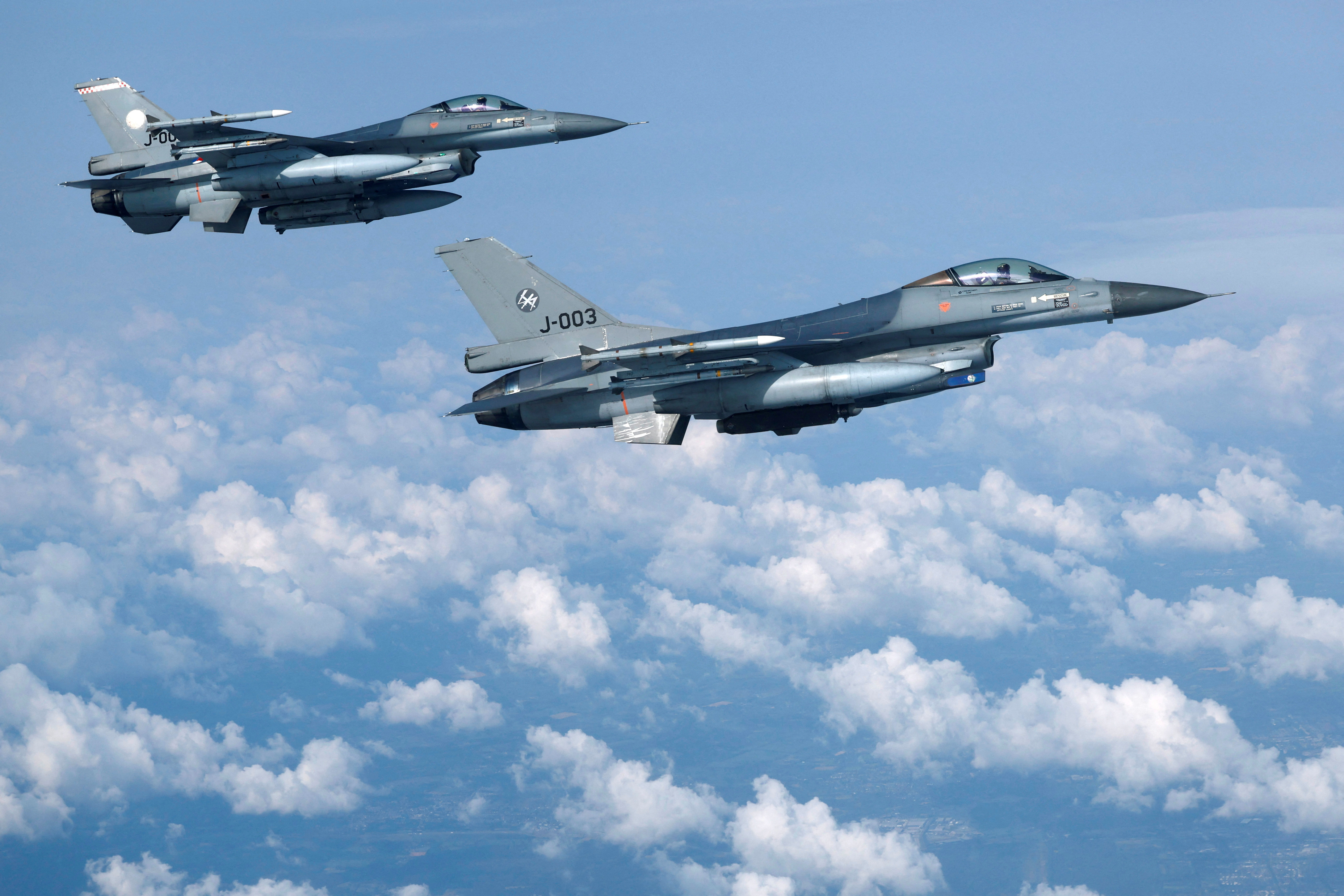 F-16-Kampfflugzeuge der niederländischen Luftwaffe fliegen während eines Medientages