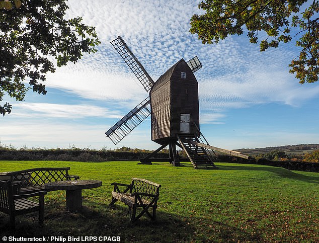 Oben ist die Nutley Windmill zu sehen, eine 300 Jahre alte offene Bockwindmühle, die voll funktionsfähig ist