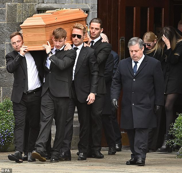 Verheerend: Ronan (Mitte Mitte rechts) half letzte Woche, den Sarg seines Bruders nach seiner Beerdigung aus der St. Patrick's Church zu tragen.  Auch Ciarans Sohn Ruairí (hinter Ronan) war dabei