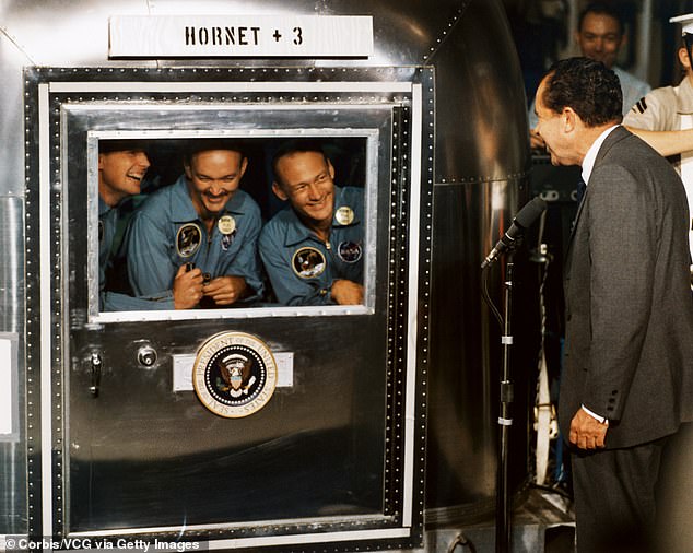 Abgebildet ist das Trio in einer mobilen Quarantäneeinrichtung, besucht von Präsident Nixon. „Wir wurden zwei Wochen lang unter Quarantäne gestellt.“  „Einige unserer Wissenschaftler waren besorgt über die Krankheitserreger, die wir vom Mond mitgebracht haben könnten, sie könnten für die Menschheit gefährlich sein.“
