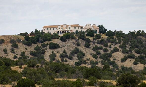 Ein weiterer Blick auf das abgelegene Anwesen in New Mexico