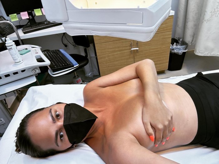 Chrissy Teigen teilt ein Oben-Ohne-Bild, um Fans zu einer Mammographie zu ermutigen