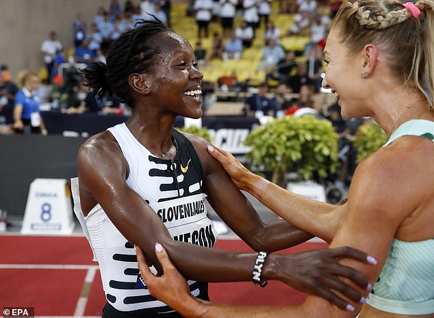Als Kipyegon letzten Monat den Weltrekord über die Meile brach, war Hull vor Ort und gratulierte ihr zu dieser atemberaubenden Leistung