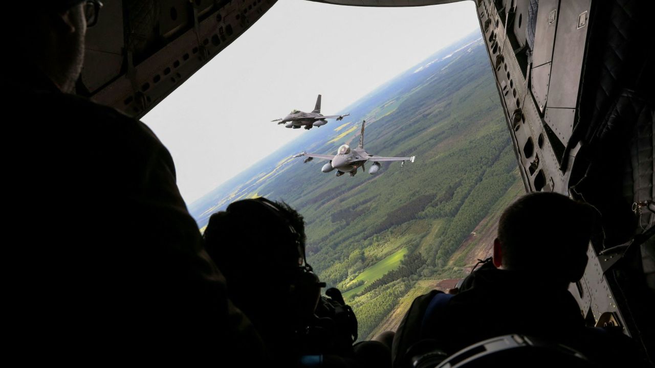 F-16-Kampfflugzeuge der portugiesischen Luftwaffe nehmen am 23. Mai an der Baltic Air Policing Mission der NATO im litauischen Luftraum in der Nähe von Siauliai teil.