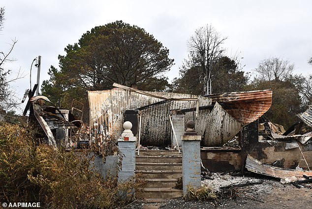 Die Schulden wurden nach den Buschbränden im Schwarzen Sommer 2020 und der Covid-Pandemie „auf Eis gelegt“ (im Bild die Überreste eines Wingello-Hauses, das bei den Bränden zerstört wurde).