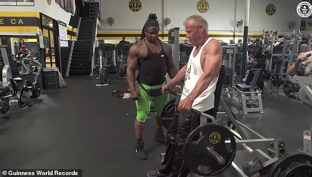 Das Bild oben zeigt ihn beim Training in seinem Fitnessstudio in Los Angeles, Kalifornien.  Er tritt nächsten Monat in der Kategorie der über 90-Jährigen für Bodybuilder an
